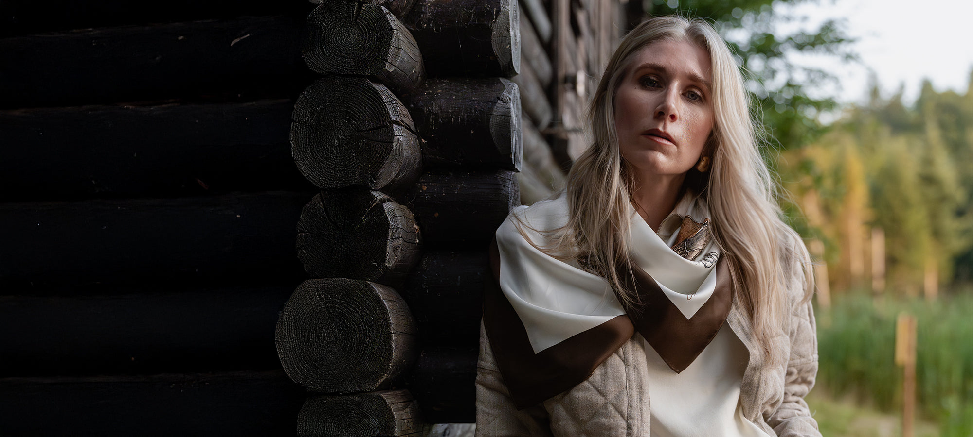 Model mit Seidentuch am Hals | un-artig