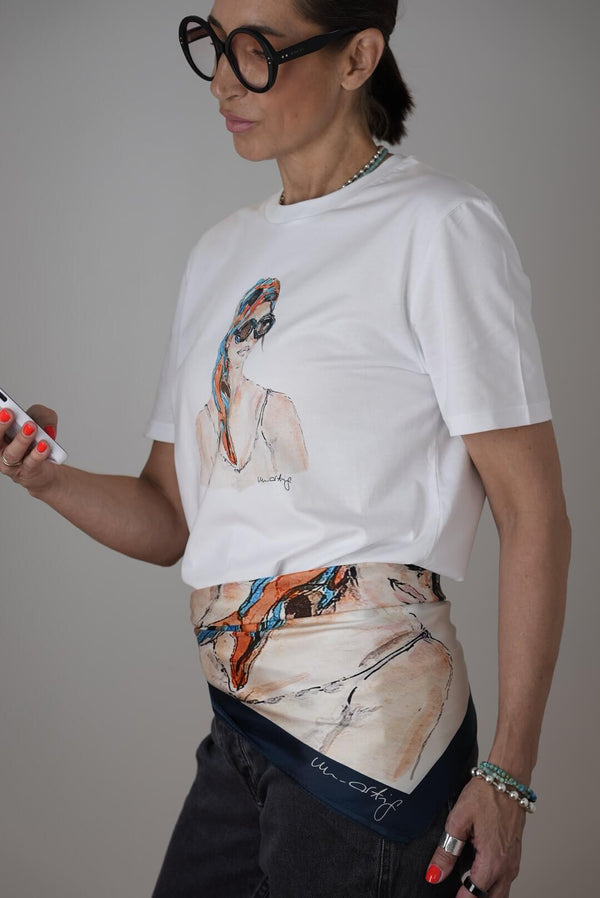 T-Shirt und Seidentuch mit Model