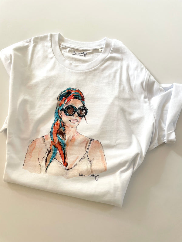 Un-artig T-Shirt auf dem Tisch liegend