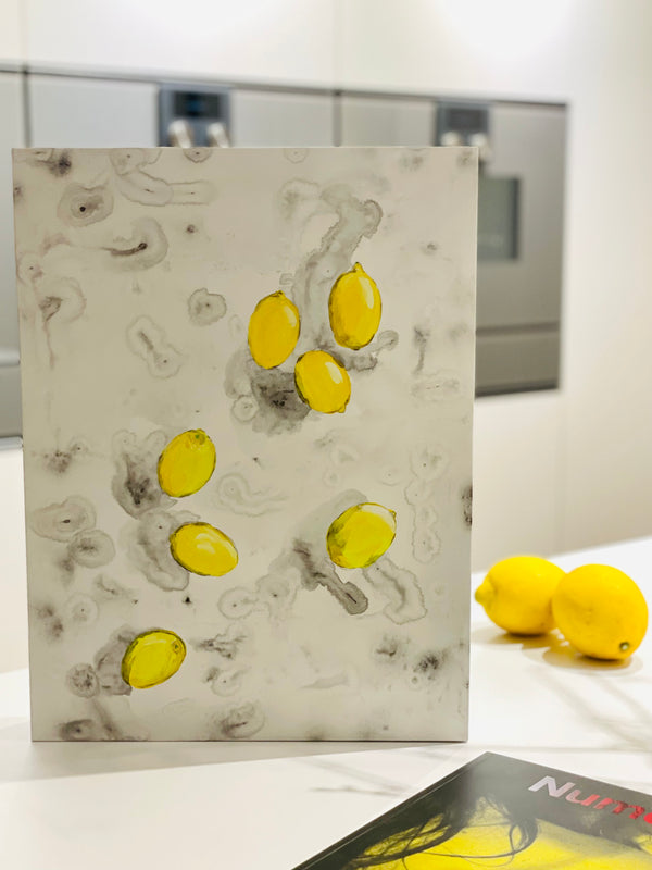 stehendes Kunstwerk: Zitronen auf Untergrund mit Marmor-Effekt in einer Küche | un-artig