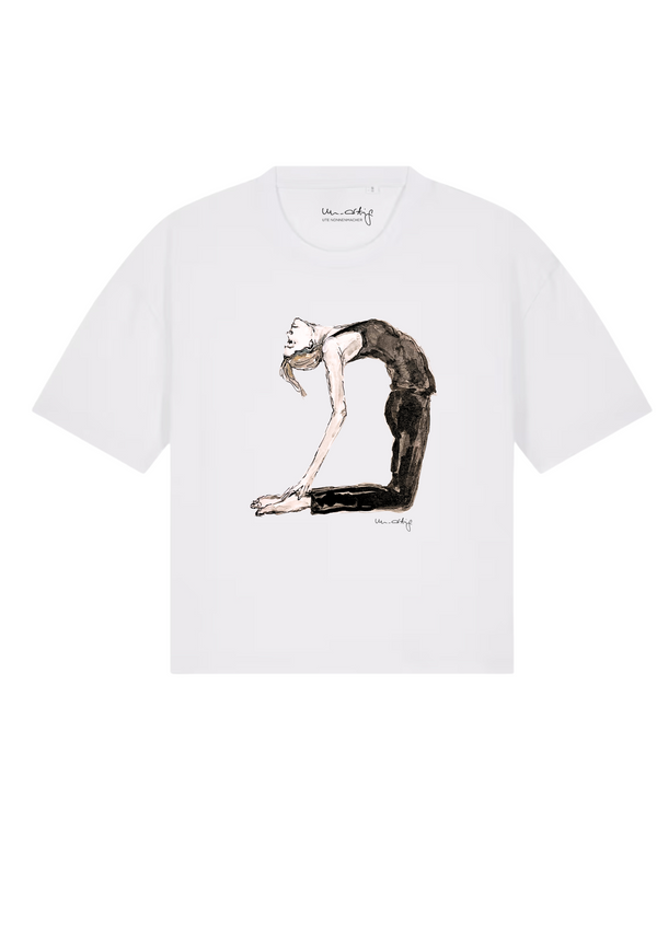 weißes T-Shirt mit blonder Frau in Yoga-Position | un-artig
