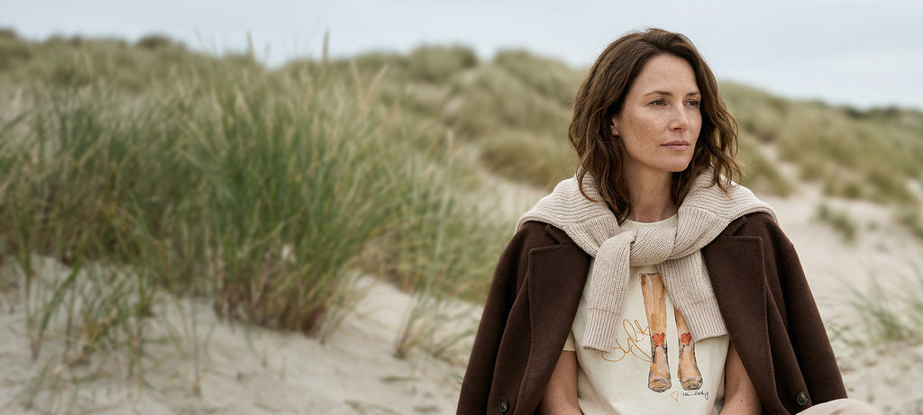 Brünette Frau mit T-Shirt "Sylt Special Edition" in den Dünen | un-artig