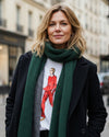 Blonde Frau mit Print-Shirt, Schal und Wollmantel in Altstadt