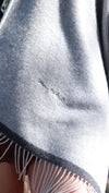 Grau-beiger Fransen-Poncho mit un-artig-Stickerei